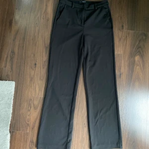 Kostymbyxor  - Byxorna är använda endast en gång. Säljer dessa pågrund av att de inte passar. Är små i storleken. Går att diskutera om priset   Nypris: 399 kr  