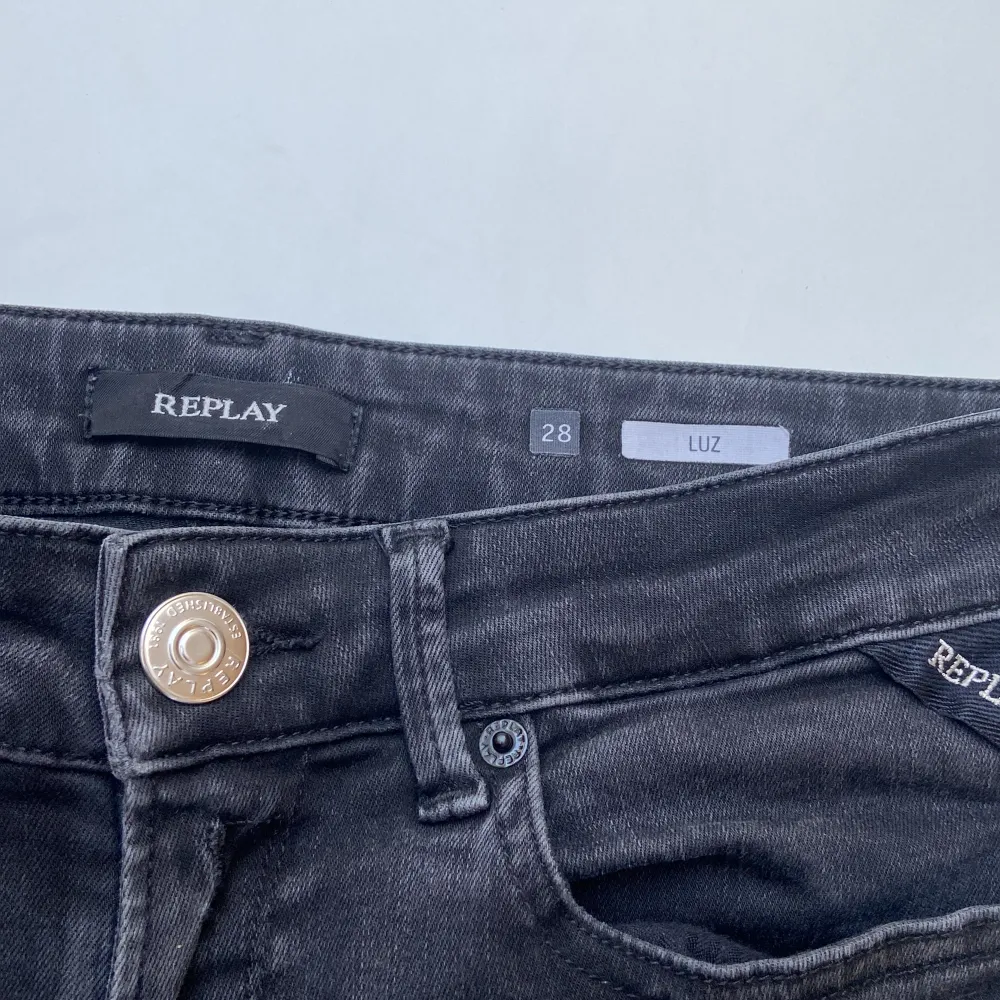 Säljer dessa feta replay jeans färgen svart. Storleken är W28 skick är 8/10 om du har frågor och fundreringar så är det bara att skriva. Mvh SVC. Jeans & Byxor.