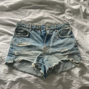 Jeansshorts  - Säljer dessa fina jeansshorts från zara då de inte längre kommer till användning 
