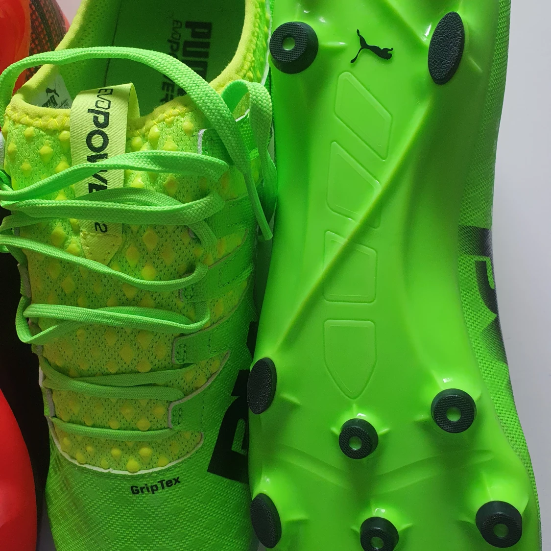 Oanvända PUMA fotbollsskor  - 93