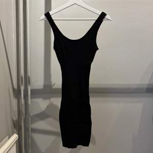 Kort svart tight stickad klänning från H&M i strl S använt 1 gång är i superbra skick. 