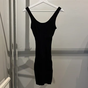 Kort svart stickad klänning - Kort svart tight stickad klänning från H&M i strl S använt 1 gång är i superbra skick. 