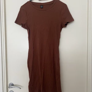 Tight klänning - En klänning från SHEIN i storlek S. Aldrig använd 