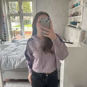 Lila assist huddie  - Jätte fin croppad Adidas huddie💖 har bara använt ett fåtal gånger💕