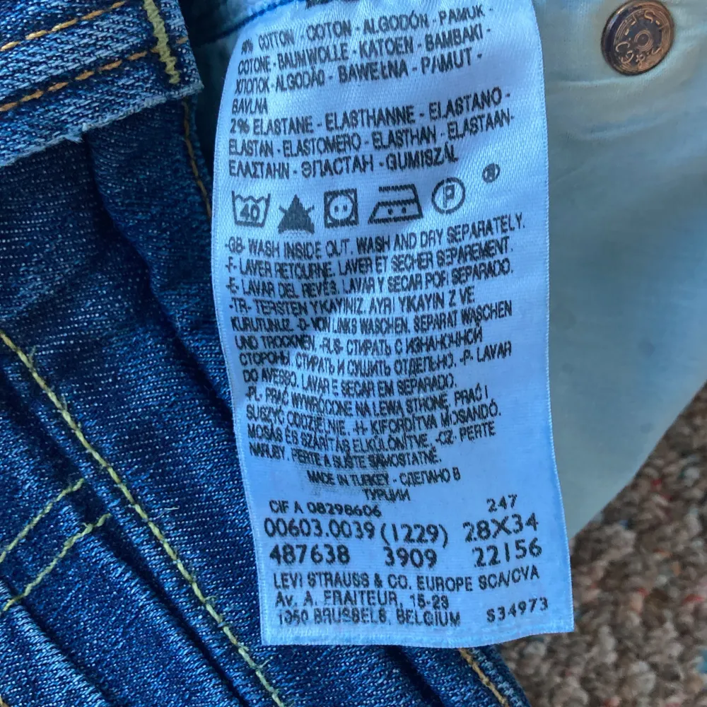 Köpte då jag trodde att det var herr jeans men visade sig att det var lågmidjade jeans. Innerbensmåttet är 82 cm och det är väldigt bra skick förutom små slitningar på knäna kan skicka bild vid begäran. Tveka inte att fråga vid funderingar☺️ . Jeans & Byxor.