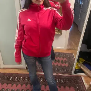 Röd adidas Zip hoodie