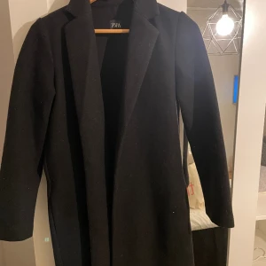 Zara kappa - Säljer denna Zara kappa i storlek S
