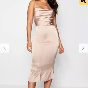 Champagne färgad satinklänning - En helt oanvänd champagne färgad satinklänning från boohoo. Ej använd pågrund av att jag ej fått tillfälle för det därav säljer jag den istället.