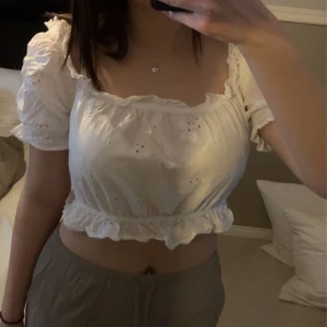 GinaTricot sommartopp - Aldrig använt denna, har bara hängt och dammat i min garderob.  Passar  jättebra till sommaren och den har inte en ända skråma. Storlek 36, passar M/L Köparen står för frakten.