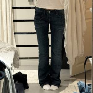 Säljer ett par mörkblåa lågmidjade bootcut jeans 🫶🏻 väldigt bra skick 