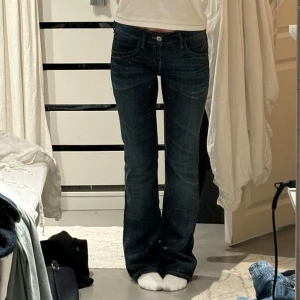 Lågmidjade jeans  - Säljer ett par mörkblåa lågmidjade bootcut jeans 🫶🏻 väldigt bra skick 