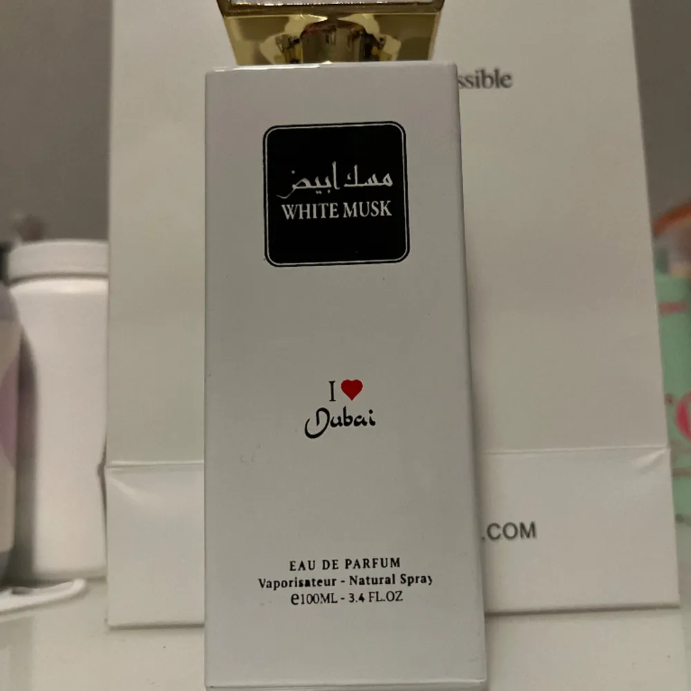 Säljer världens godaste parfym från Dubai! Säljer då jag köpte på mig flera stycken! Flaskan är på 100ml och full! Finnas bara i Dubai 😍. Parfym.