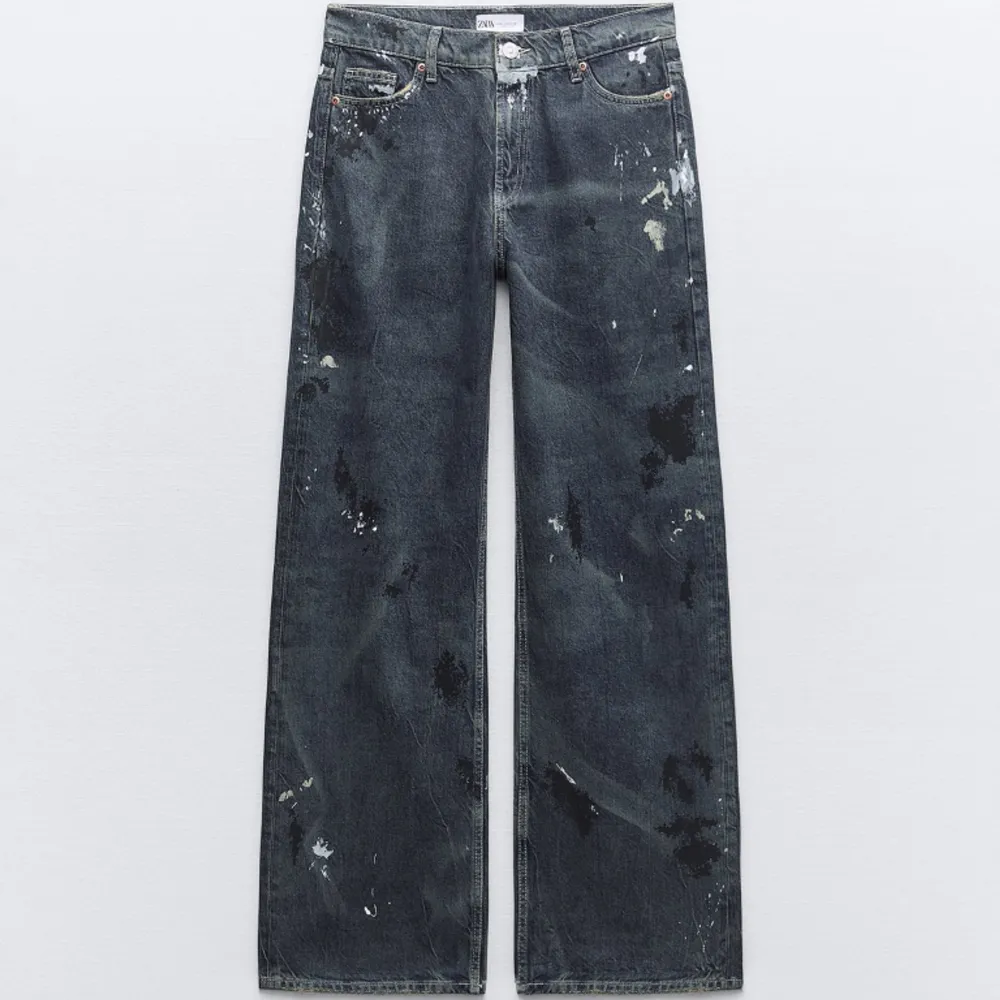 Säljer mina sjukt coola baggy jeans från zara som är helt slutsålda! Använda 2 ggr🤗🤗köpt för nästan 600kr💓💓. Jeans & Byxor.