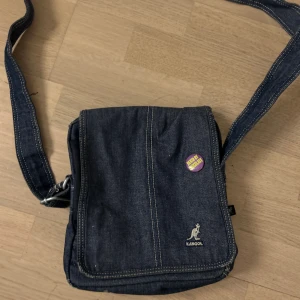 Kangol väska - fin sidoväska i jeanstyg