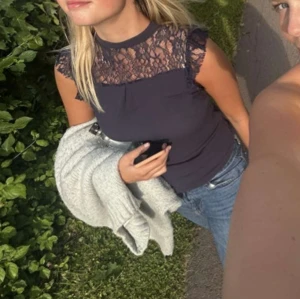 Spets blus - Marinblå kortärmad blus med spets 💓 uppskattad storlek S