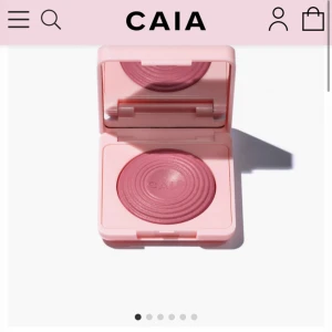 Caia glow blush - I färgen raspberry passion, slutsåld just nu på caias hemsida🩷färgen är mer som på första bilden, ljuset är lite off, skriv för fler bilder🩷i fint skiick, använd lite grann, nypris 265 kr säljer för 230 kr , pris går att diskutera vid snabb affär