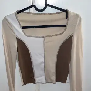 Mönstrad tröja i beige, brun och vit. Stretchigt skönt material💓