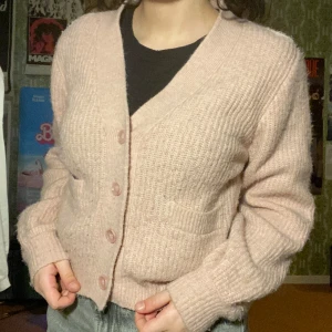 stickad rosa kofta - jättefin rosa kofta köpt från H&M! använd men i bra skick<3 skriv för fler bilder