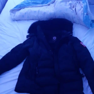 Canada goose jacka - Canada goose jacka inga fel allt är som nytt och ingen rök lukt på jackan 