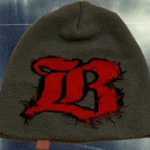 Mössa - Säljer min mössa då det inte är min stil längre. Skriv vid intresse eller använd gärna köp nu💗