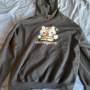 Kikillo ”Disappoint” Hoodie - Ganska urtvättad och använd, inget betydande fel på den dock. Skön hoodie från Kikilopieces.com