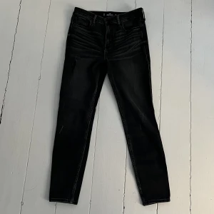 Jeans Hollister - Högmidjade jeans med slitna detaljer🩷