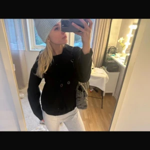 Kappa  - Snygg svart kappa! Perfekt nu till våren. Ser helt ny ut 