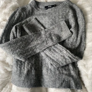 Stickad tröja från bikbok  - Säljer pga den inte kommer till användning. Köpte för ett tag sen så finns inte kvar på att köpa. Skriv för mer bilder💕
