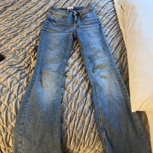 Säljer dessa midwaist jeans i längd 31 från vero moda och säljer för de ej kommer t användning längre. ord pris 500