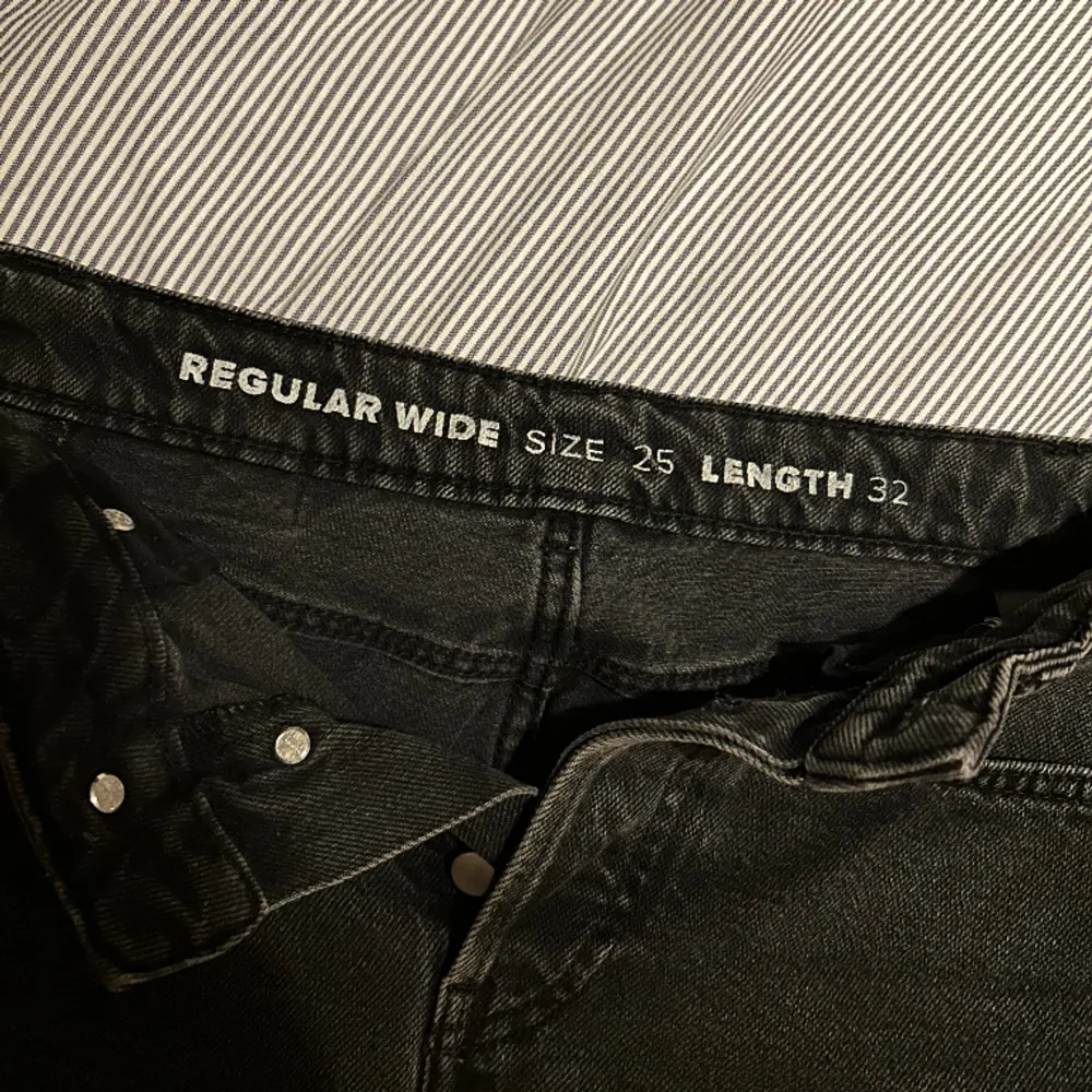 Skitsnygga raka jeans från bikbok i storlek W25 L32. Jeans & Byxor.