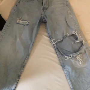 Ett par ljusblåa jeans från H&M. Då den säljs för att dem inte kommer till användning. Skriv för mer information💘