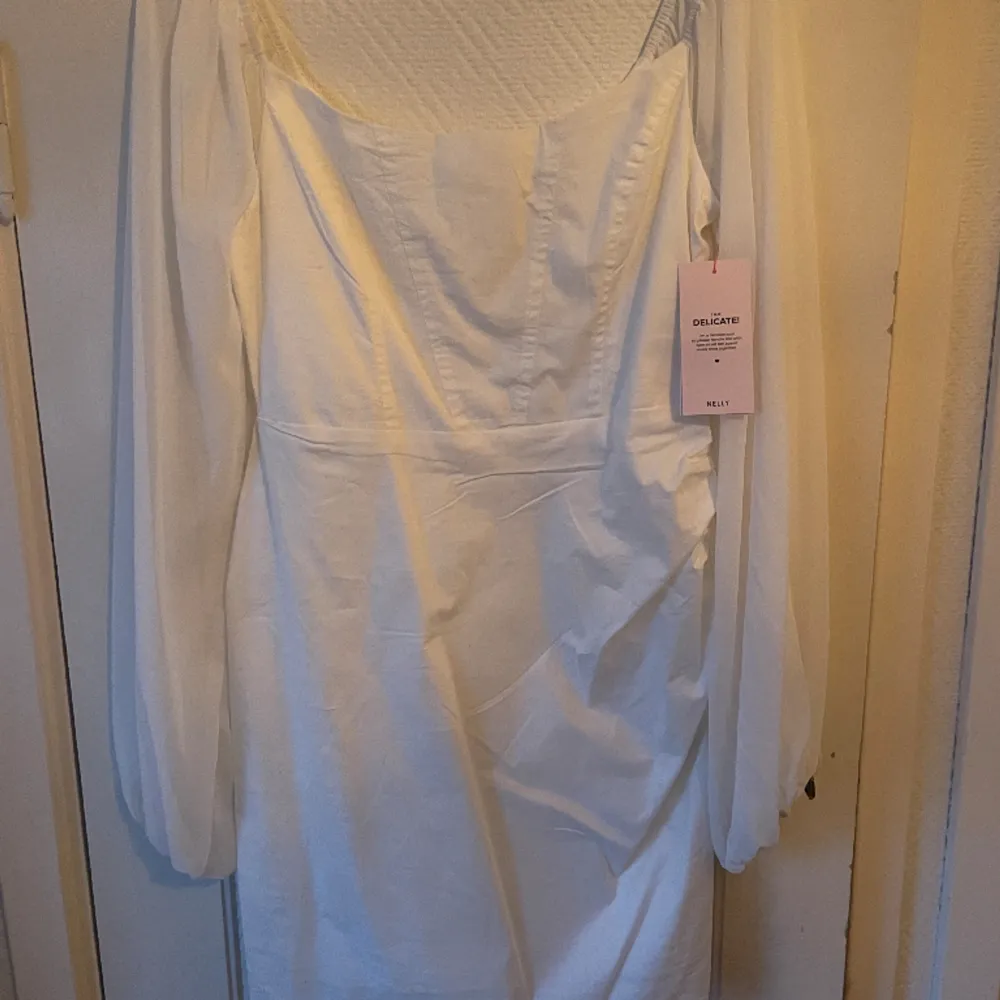 Säljer denna superfina vita klänning i storlek 36 från Nelly som passar både till studenten och konfirmationen den är oanvänd och lappen är kvar! Säljer den för att den inte kom till användning för köpte 2 klänningar! Nypris 499 ge gärna prisförslag🤍. Klänningar.