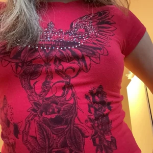 Röd tröja - Säljer denna as snygga röda tröjan en av mina favoriter men använder den knappt, har använt denna ett fåtal gånger och i bra skick ❤️‍🔥❤️‍🔥❤️  Skriv för fler bilder! Eller funderingar 