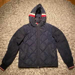 TH Dunjacka -  En riktigt snygg dunjacka från Tommy Hilfiger! Inga slitningar eller som helst tecken på användning!💯