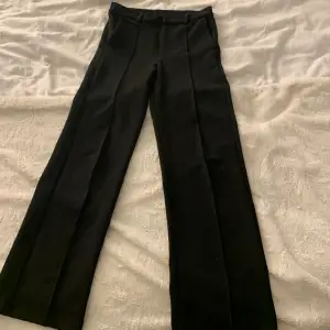 Svarta kostym byxor ifrån Kappahl, storlek 146, säljer på grund av att de är för korta! Bra skick och inga hål eller nåt. 