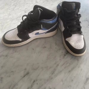 Nike Jordan stl 37,5 - Säljer min sons Jordan Racer Mid blue stl. 37,5. Jättefint skick, kartong finns även till dem.