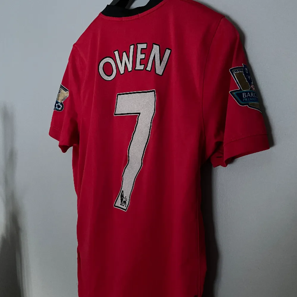 Hej, säljer nu denna riktigt feta Man U 2008-2009 matchtröja med Owen (7) på ryggen. Väldigt sällsynt tröja nu för tiden men priset går att diskutera vid snabb affär 🤝🏼 ända defekten är att sponsor trycket har lossnat pytte lite.. T-shirts.