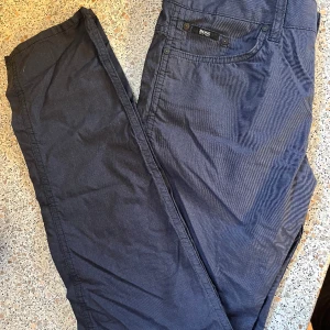 Hugo boss byxor  - Gråa Hugo boss byxor som är i storlek 32/32 i byxor. 