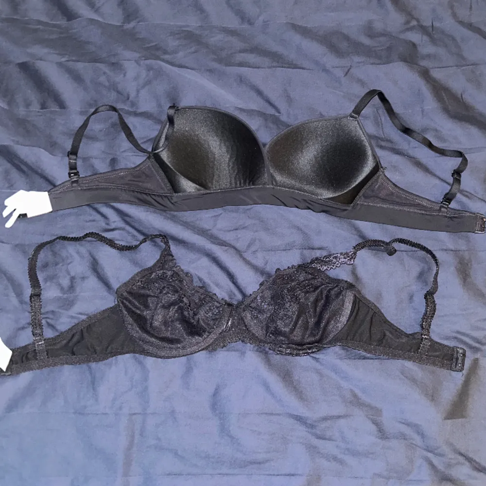 20 för båda 10 kr styck. I nyskick men för små för mig. Högst upp = 70C Från Hunkemöller. Längst ner = 75C Från Nelly. Den högst upp är lite mörbultad från tvätten men det är inget som syns när den sitter på då den är bygellös. 🥰. Accessoarer.