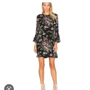 Ganni klänning - 💗Ganni💗 Storlek XS 100% viskos.   Fodrad/underklänning förutom armarna. Knappt använd, överlag mkt fint skick. Liten tråddragning på ena axeln, tog långt tid att upptäcka så inget man tänker på samt någon lös tråd  Mer bilder finns Passar S med 