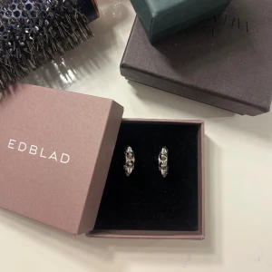 Edblad örhängen - Lägger upp igen pga oseriösa köpare! Super fina örhängen från edblad med nitar i rostfritt stål, nypris 399, pris kan diskuteras! Super bra skick inga defekter!