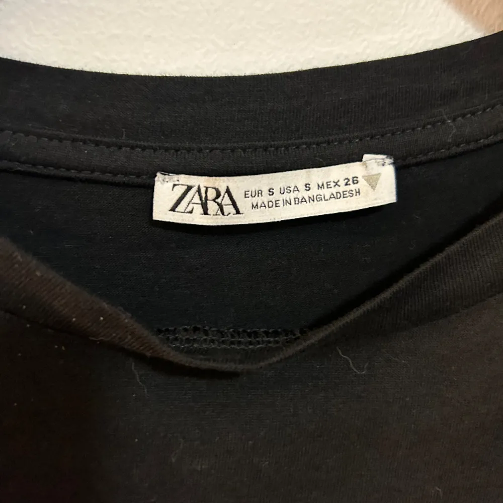 Säljer en T-shirt från Zara den har blivit kort för mig. T-shirts.