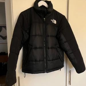 The north face jacka  - The North Face – Himalayan – Svart fodrad jacka Endast använd under en vinter, mycket bra skick:)