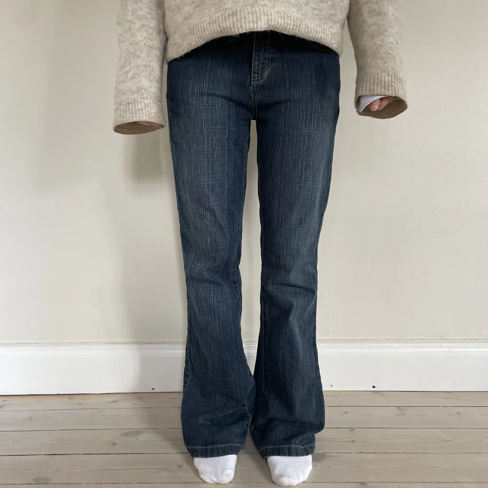 Så snygga lågmidjade bootcut jeans! Vet tyvärr varken märket eller storleken, men skulle säga att de är i storlek 36💓. Jeans & Byxor.