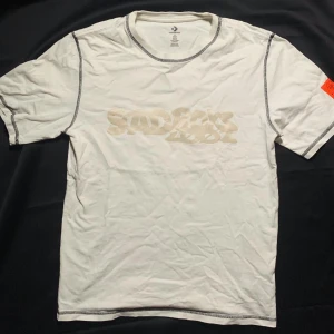 Sad boys x Converse One star T-shirt - Limiterad utgåva av denna fantastiska colab, Storlek S, trycket har lite ljusare färg än ursprungligen, annars inga defekter och knappt använd. 