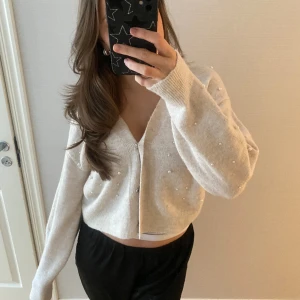 Stickad kofta - Söt stickad kofta men pärlor som ej kommer till användning längre. Perfekt nu till våren med ett linne under