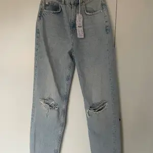 Ljus blå jeans med hål från gina!!🩵 säljer pga att dem är förstora och inte kommer till användning!! Oanvända och lappen finns kvar!  Nypris 599kr🩵