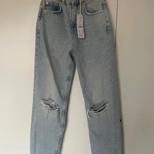 Ljusblåa håliga jeans!!🩵 - Ljus blå jeans med hål från gina!!🩵 säljer pga att dem är förstora och inte kommer till användning!! Oanvända och lappen finns kvar!  Nypris 599kr🩵
