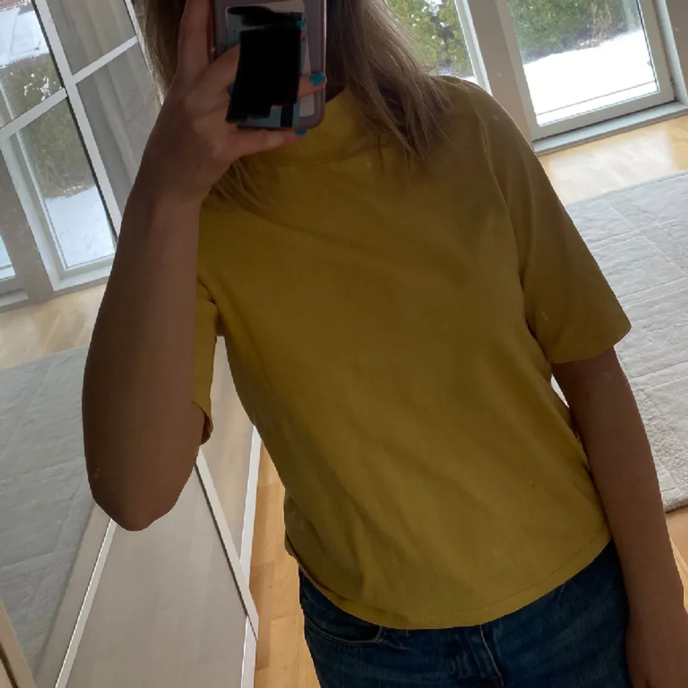 Jättefin gul t-shirt med liten polo från Monki i storlek xs💛 skriv vid frågor eller funderingar💛. T-shirts.