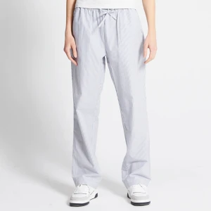 Randiga pyjamasbyxor!!🩵 - Randiga pyjamasbyxor från lager 157!!🩵 säljer pga att dem är förkorta! Använda fåtal gånger. Bra skick!!  Nypris 150 kr🩵